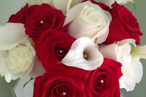 Rose/calla bouquet w/pearls