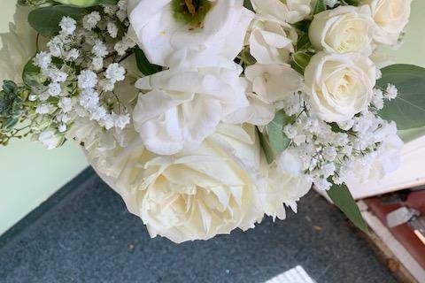 White roses & lisianthus