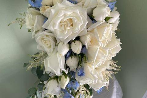 White roses & lisianthus