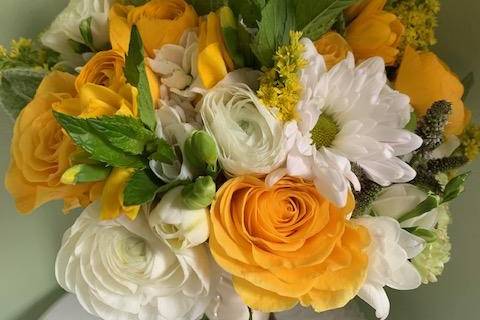 Yellow rose/ranunculus bouquet