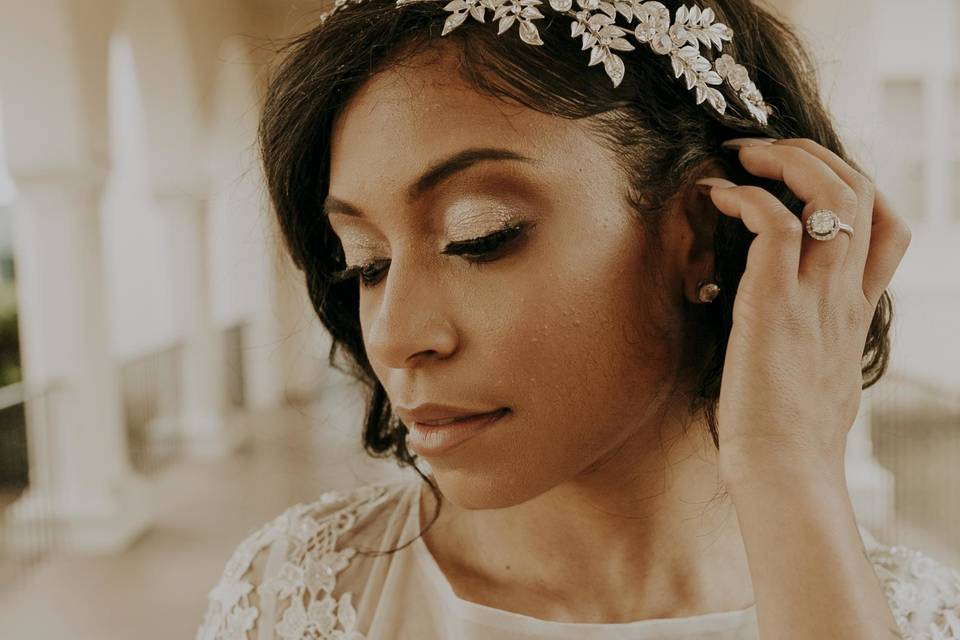 Short hairstyling with floral decorations