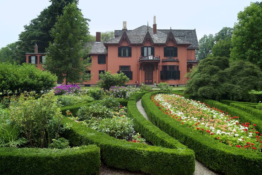 Exterior view of Roseland Cottage Gardens and Carriage House