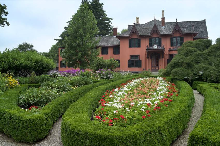 Exterior view of Roseland Cottage Gardens and Carriage House