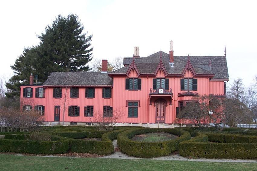 Exterior view of Roseland Cottage Gardens and Carriage House