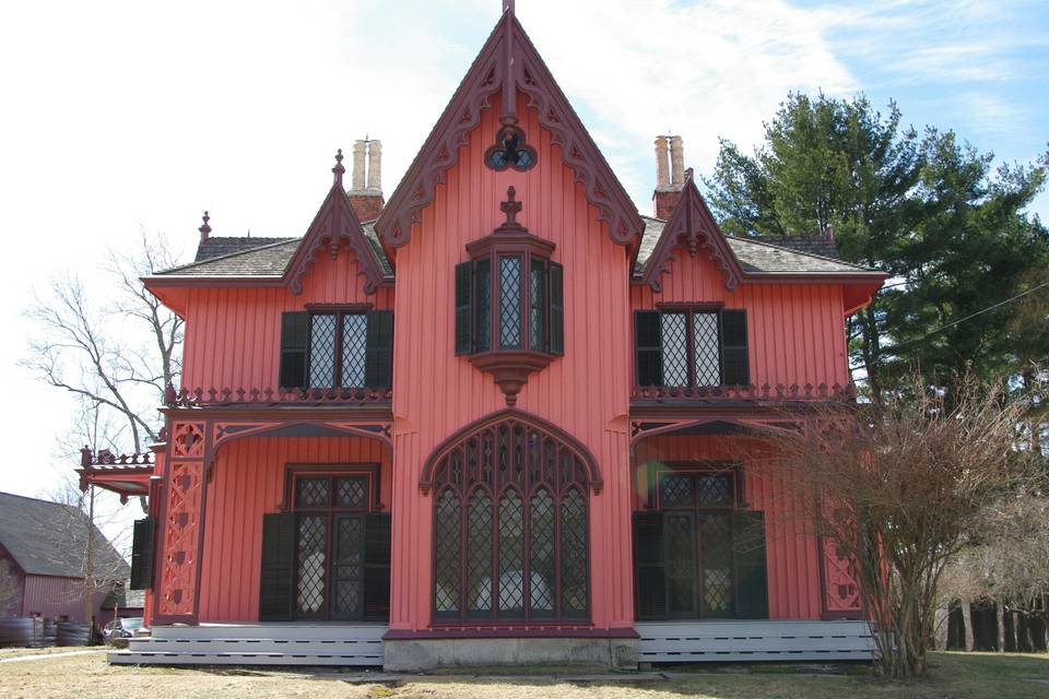 Exteriro view of Roseland Cottage Gardens and Carriage House