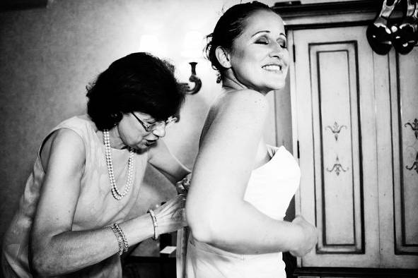 The bride putting the dress on