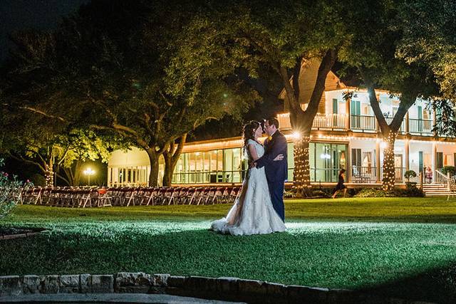 Sweet embrace on the grounds