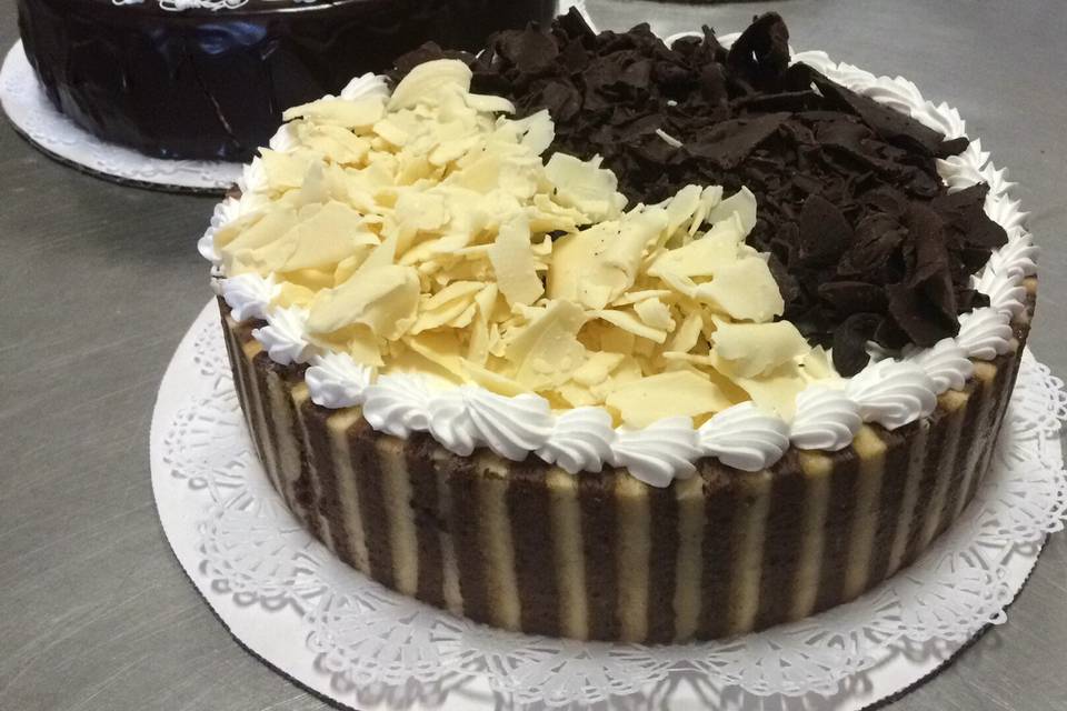 sponge cake, chocolate cake, white chocolate mousse, chocolate mousse.....
this is a very elegant cake