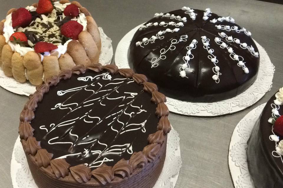 sponge cake, chocolate cake, white chocolate mousse, chocolate mousse.....
this is a very elegant cake