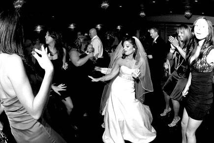 THE BRIDE KNOWS HOW TO DANCE