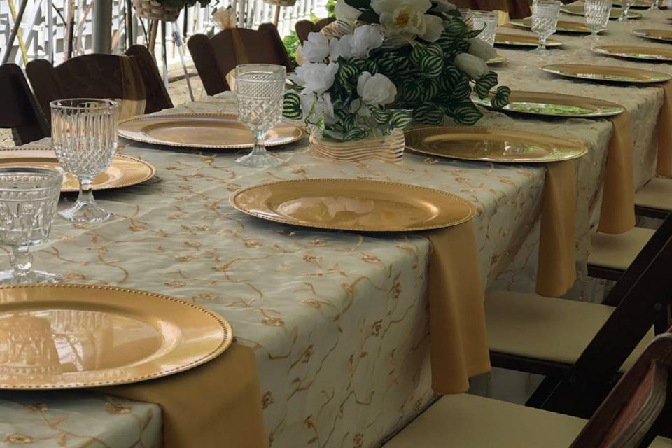 Linens, overlays & chargers