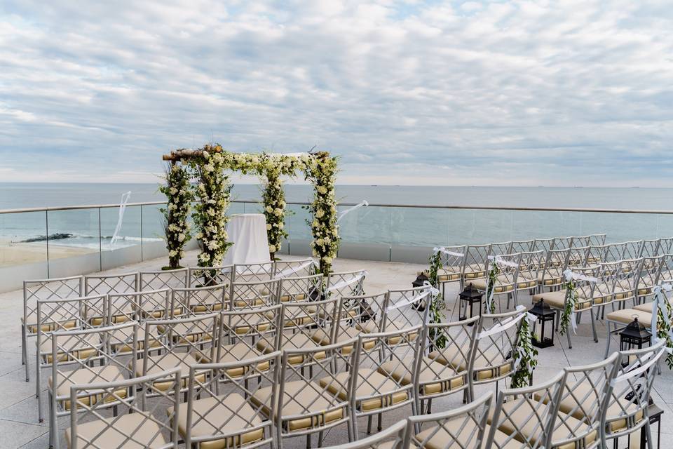 Ceremony by the ocean | ©️ emmacleary.com