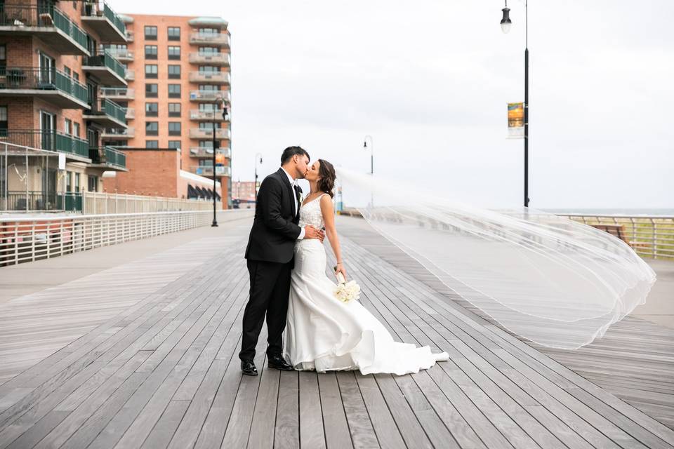 Ceremony by the ocean | ©️ emmacleary.com