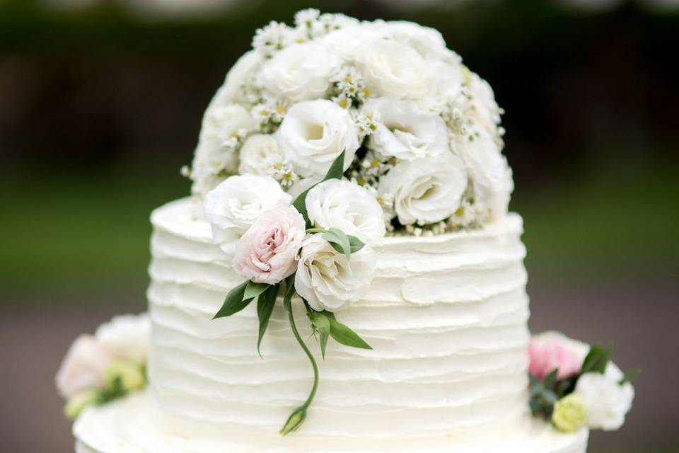Rustic cakes are beautiful,timeless classics.