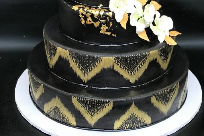 Black and gold cake art