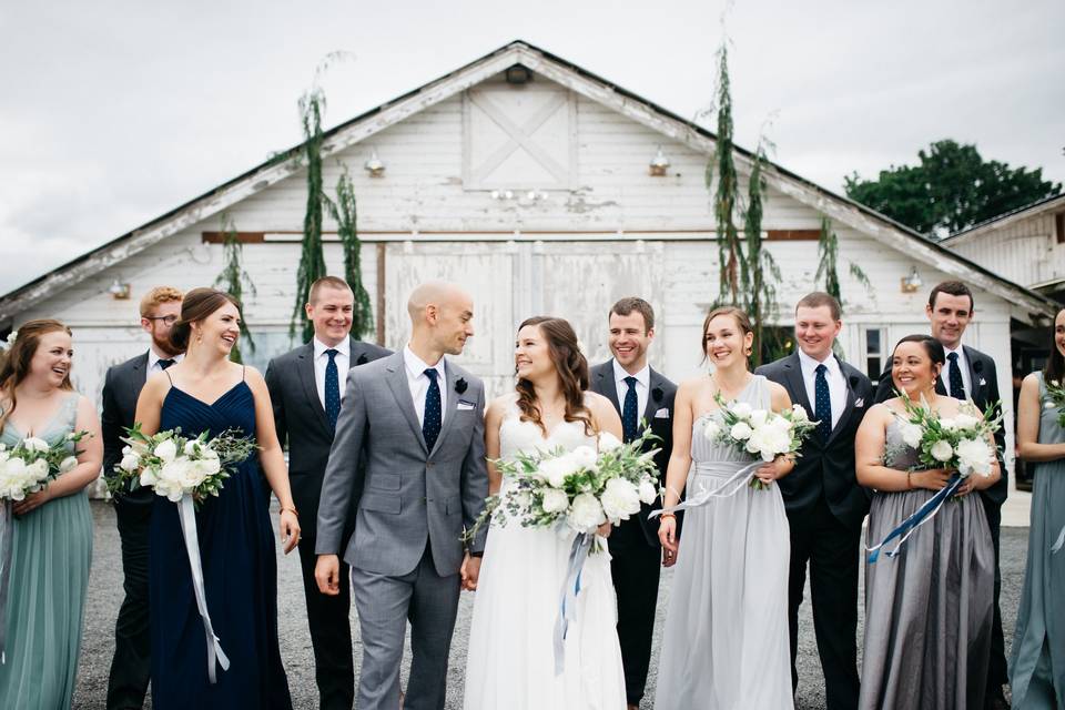 Group photo with the groomsmen and bridesmaid