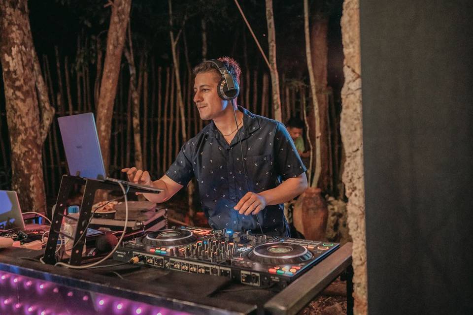 DJ Derek the best in Mexico
