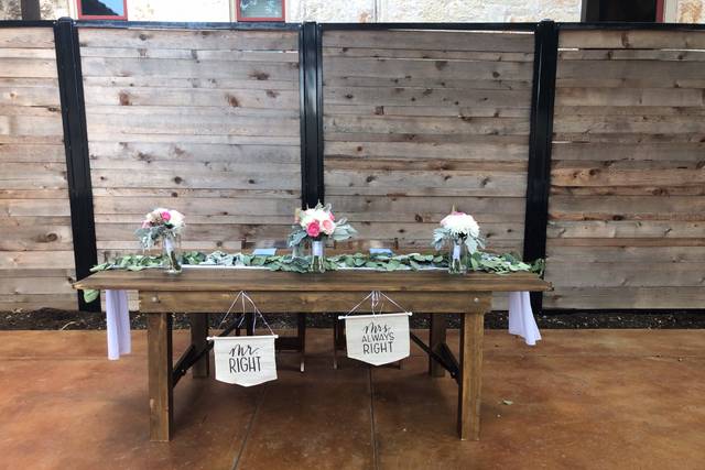 Sweetheart Table w. Bouquets