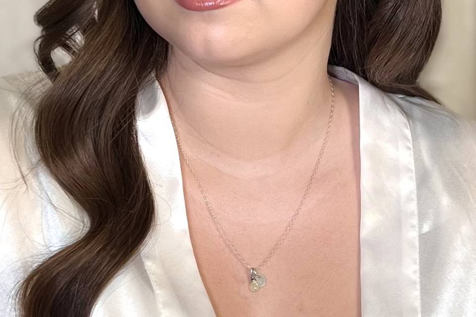 Modern, luminous bridal makeup