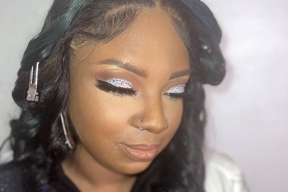 Glittery cut crease