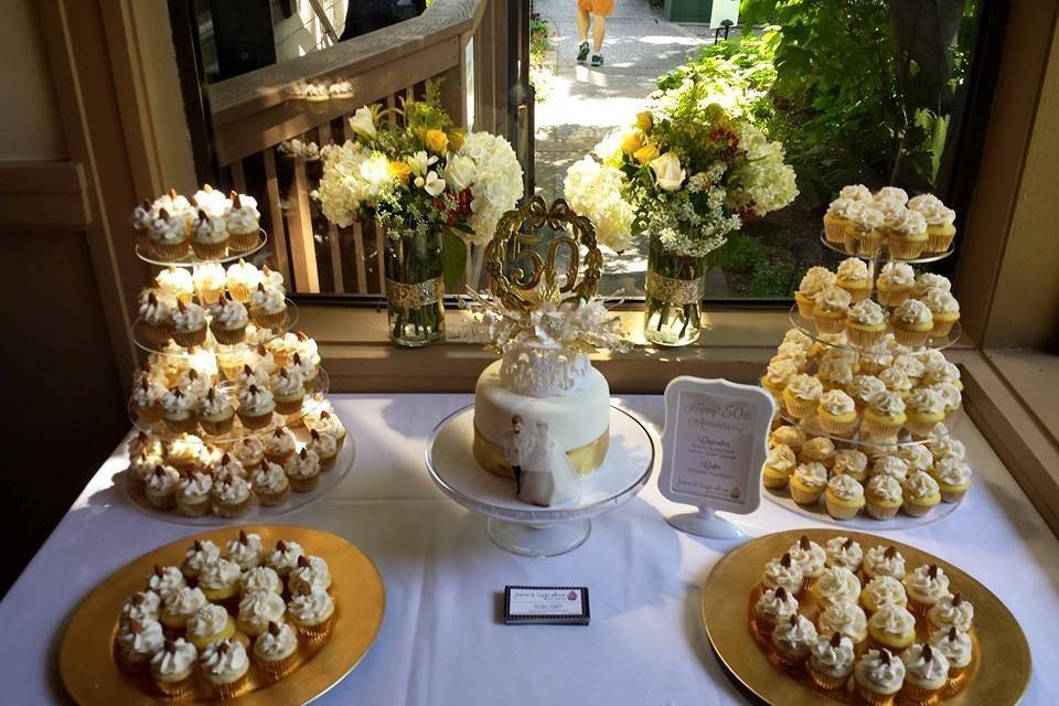50th Wedding Anniversary Cupcakes and Cake