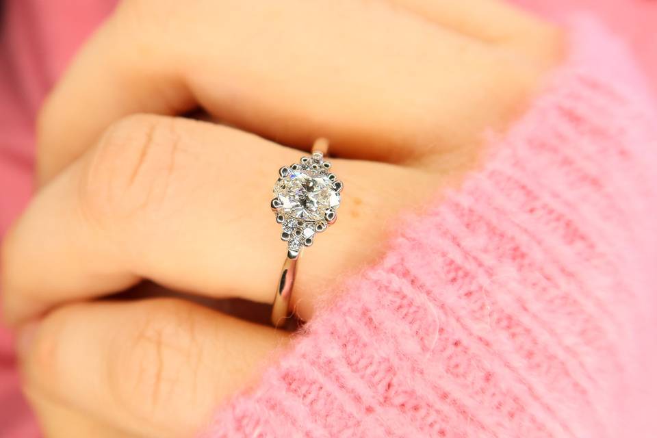 Oval engagement ring