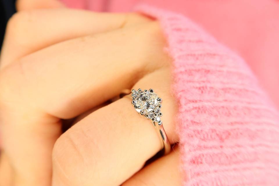Oval engagement ring