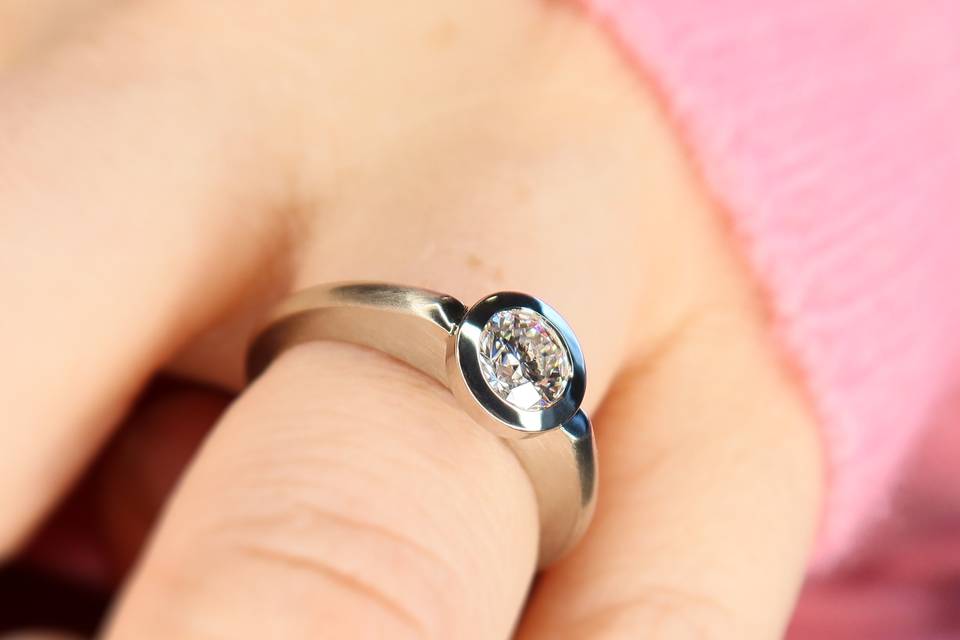 Floating bezel engagement ring