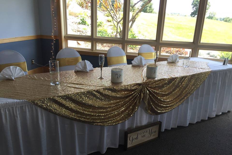 Head table in gold decor