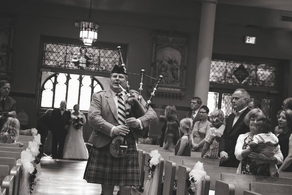 Bagpiper before bride entrance