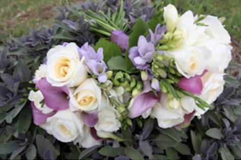 Ivory and lavender bouquets