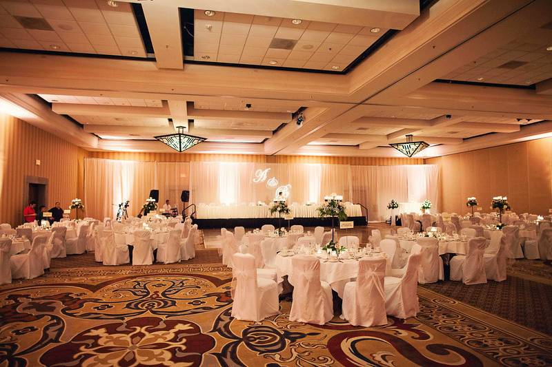 Anna & Brett's wedding took place at the Hilton El Conquistador in Tucson, AZ. Décor and flowers were provided by Primavera Florists. Photography by Linden Leaf Photography from Phoenix AZ.