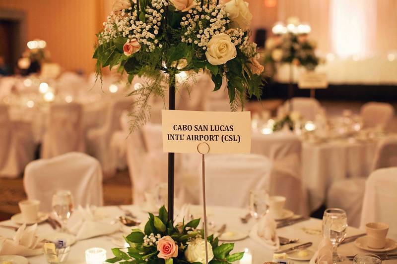 Anna & Brett's wedding took place at the Hilton El Conquistador in Tucson, AZ. Décor and flowers were provided by Primavera Florists. Photography by Linden Leaf Photography from Phoenix AZ.