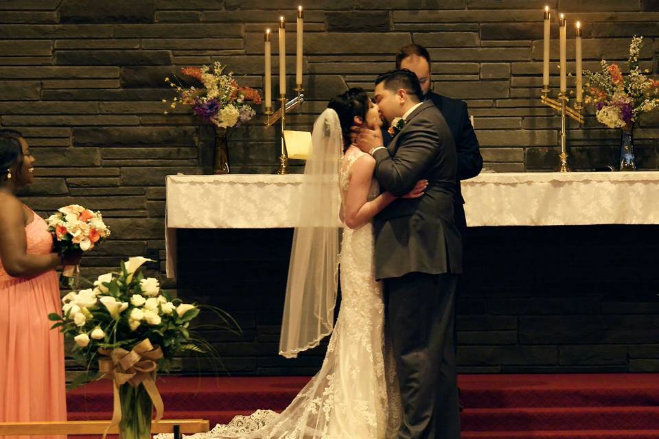 Matt & Jen kiss at wedding ceremony