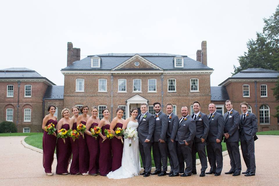 Newlyweds with the bridesmaids and groomsmen