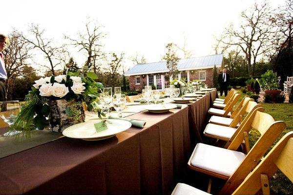 Outdoor Wedding- all rentals provided, centerpices created, and full service set up.Photo by: www.bendthelight.com