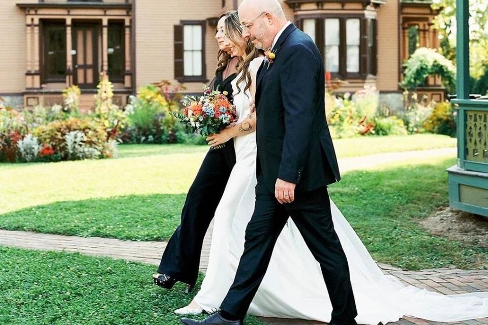 Mom & dad walks bride down