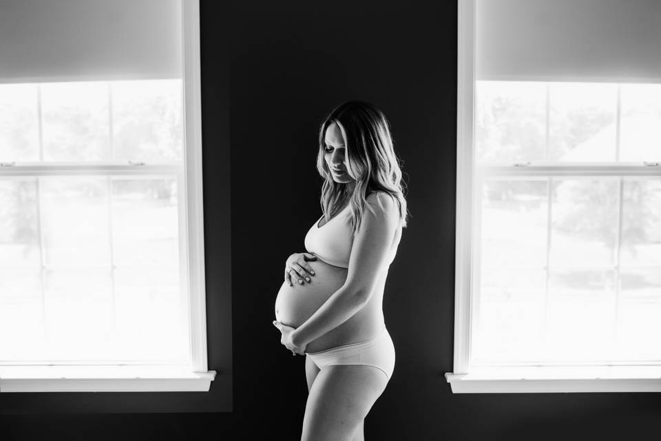 Maternity boudoir black and white