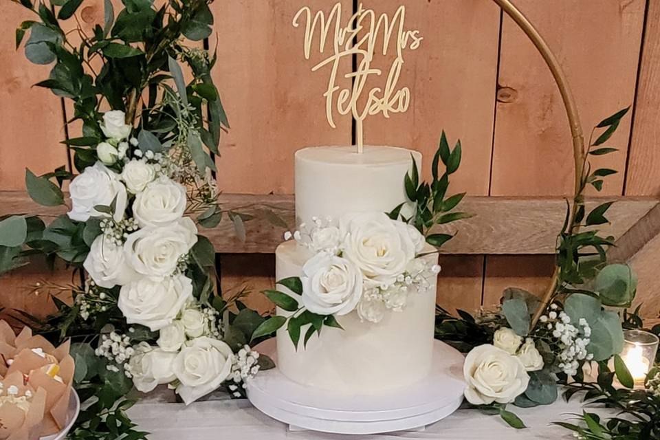 Floral hoop wedding cake