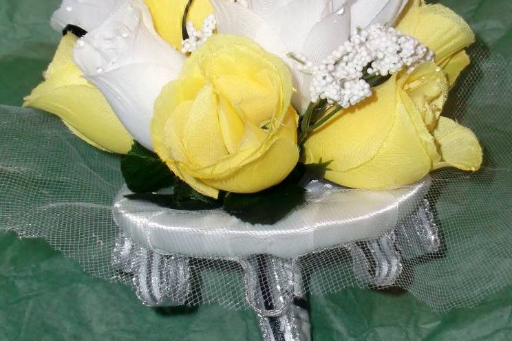 yellow and white bridesmaid bouquet