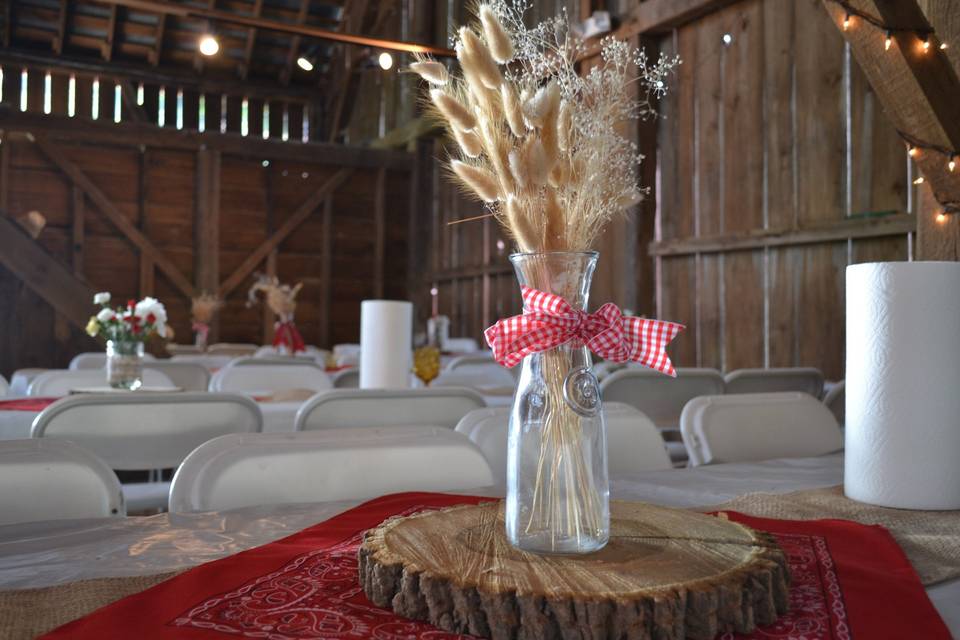 Some fun and simple fall centerpieces for this barn event