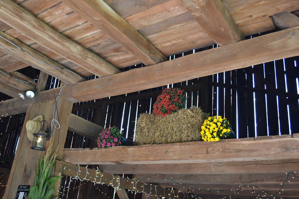 The lofts of this barn were begging for some extra fun décor, including some straw and beautiful fall mums!