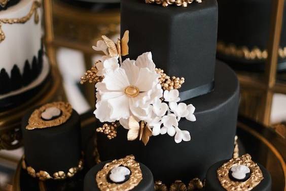 Luxurious wedding cake