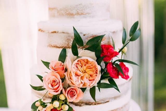 Naked wedding cake with flowers