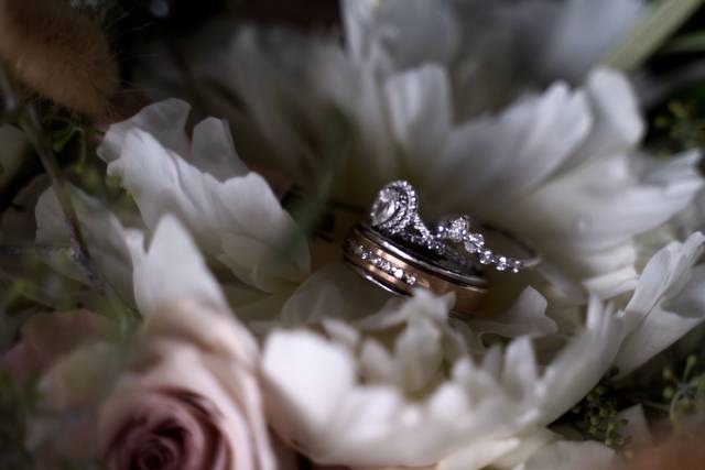 Stunning rings in bouquet