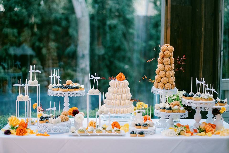 Dessert bar flowers