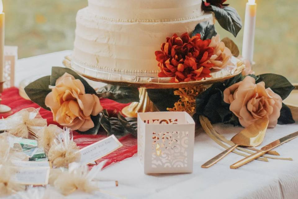 Scalloped wedding cake