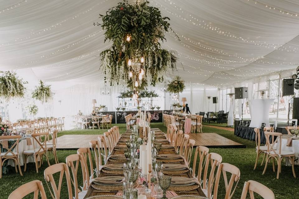 Accents of pinks with greenery