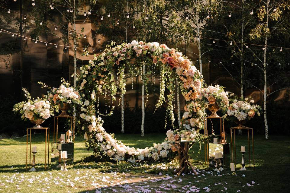 Floral arch for lux wedding