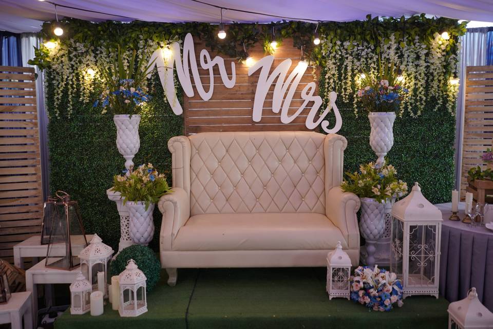 Seating photo prop for wedding